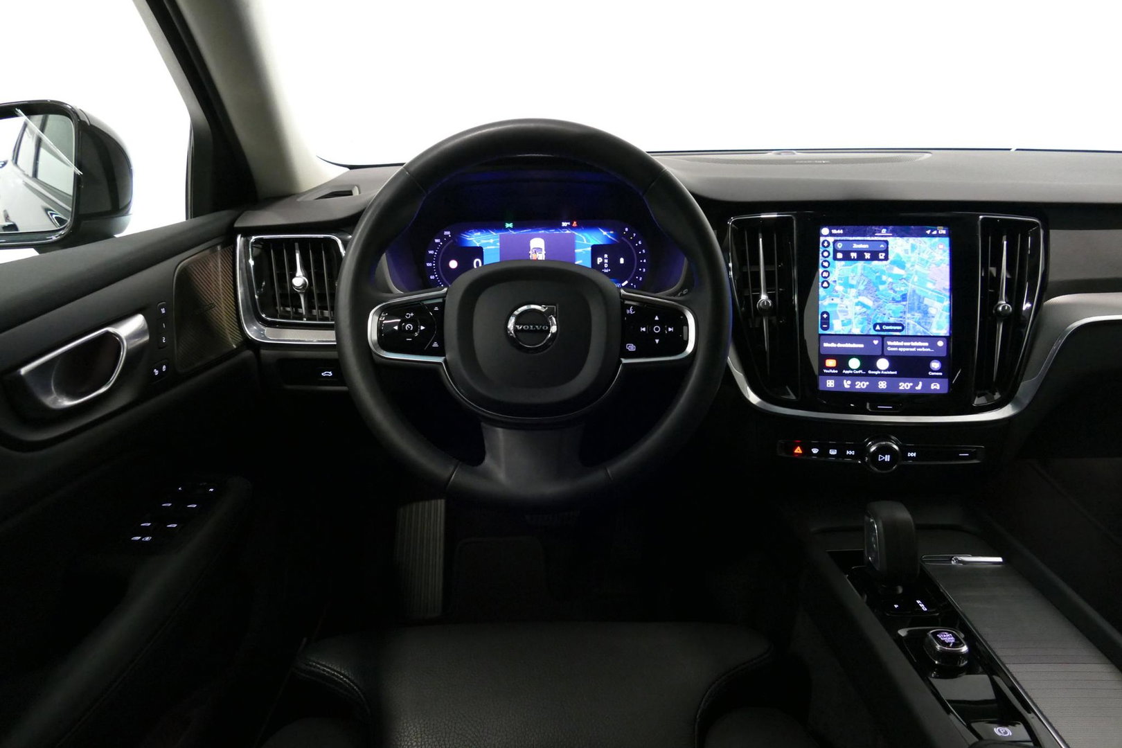Volvo V60 2.0 B4 Plus Dark / Orig. Nederlands / Harman Kardon Sound System / Elektr. best. stoel + memory / Achteruitrijcamera / Stoelverwarming V + A / Apple Carplay - Android Auto / Elektr. wegklapbare trekhaak / Ambienteverlichting / Stuurwiel verwarming / Black