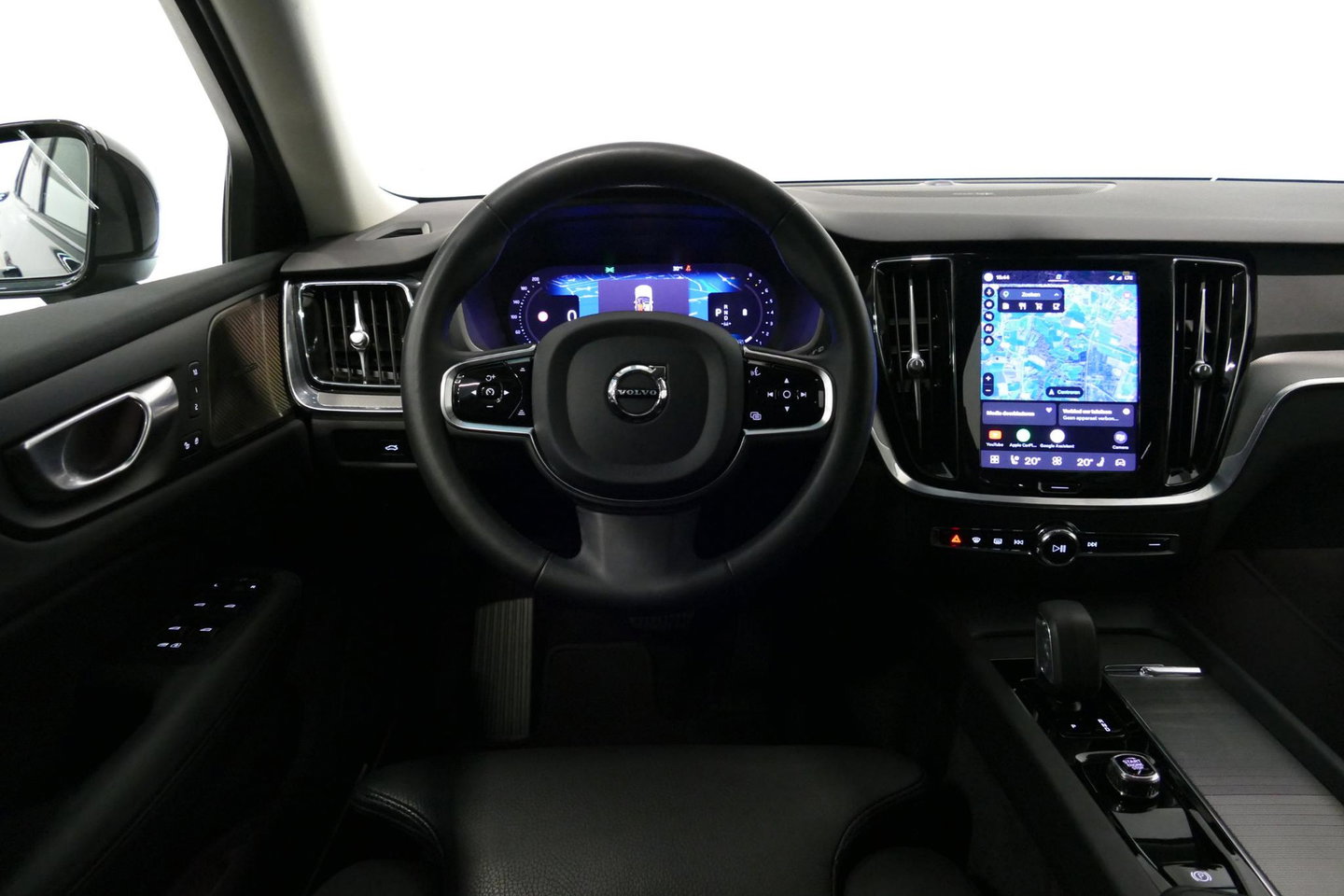 Volvo V60 2.0 B4 Plus Dark / Orig. Nederlands / Harman Kardon Sound System / Elektr. best. stoel + memory / Achteruitrijcamera / Stoelverwarming V + A / Apple Carplay - Android Auto / Elektr. wegklapbare trekhaak / Ambienteverlichting / Stuurwiel verwarming / Black