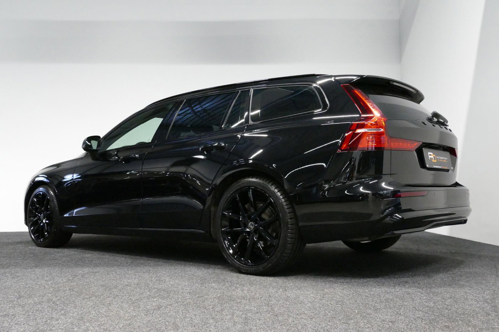 Volvo V60 2.0 B4 Plus Dark / Orig. Nederlands / Harman Kardon Sound System / Elektr. best. stoel + memory / Achteruitrijcamera / Stoelverwarming V + A / Apple Carplay - Android Auto / Elektr. wegklapbare trekhaak / Ambienteverlichting / Stuurwiel verwarming / Black