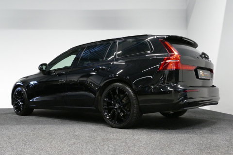 Volvo V60 2.0 B4 Plus Dark / Orig. Nederlands / Harman Kardon Sound System / Elektr. best. stoel + memory / Achteruitrijcamera / Stoelverwarming V + A / Apple Carplay - Android Auto / Elektr. wegklapbare trekhaak / Ambienteverlichting / Stuurwiel verwarming / Black