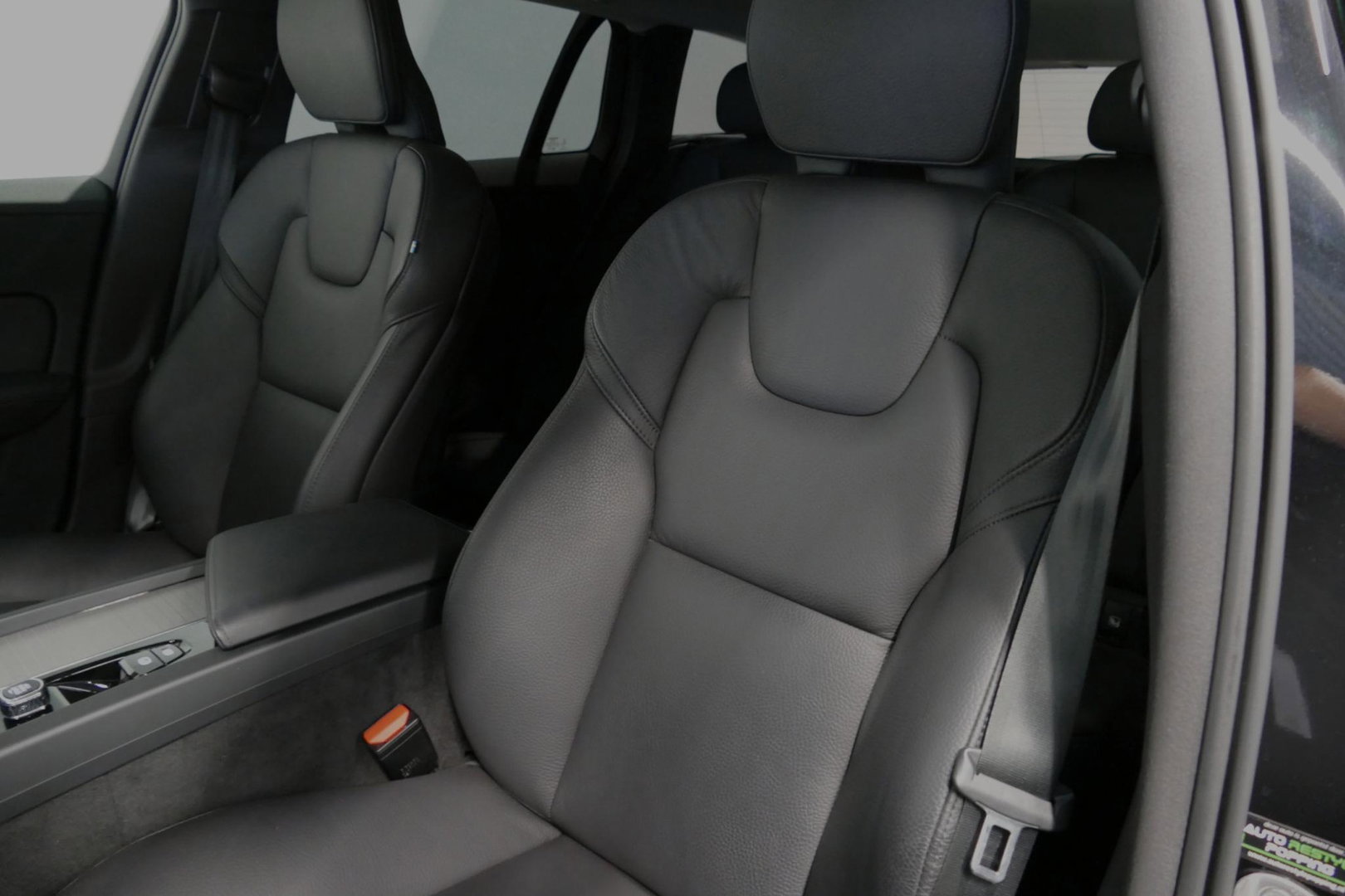 Volvo V60 2.0 B4 Plus Dark / Orig. Nederlands / Harman Kardon Sound System / Elektr. best. stoel + memory / Achteruitrijcamera / Stoelverwarming V + A / Apple Carplay - Android Auto / Elektr. wegklapbare trekhaak / Ambienteverlichting / Stuurwiel verwarming / Black