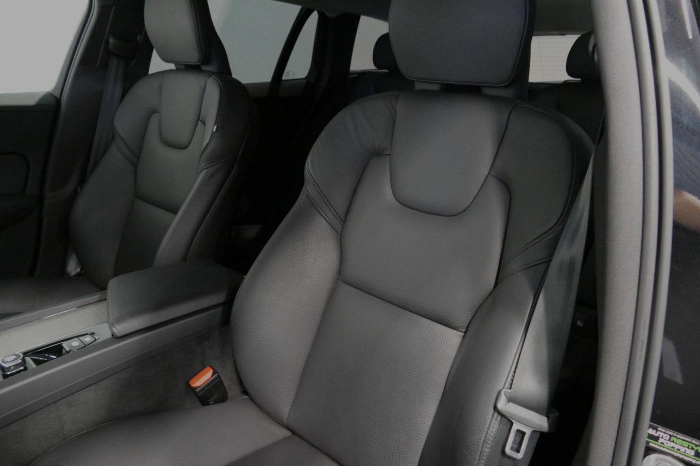 Volvo V60 2.0 B4 Plus Dark / Orig. Nederlands / Harman Kardon Sound System / Elektr. best. stoel + memory / Achteruitrijcamera / Stoelverwarming V + A / Apple Carplay - Android Auto / Elektr. wegklapbare trekhaak / Ambienteverlichting / Stuurwiel verwarming / Black