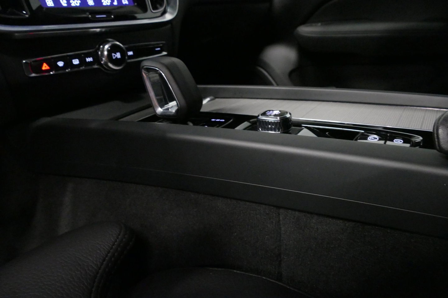 Volvo V60 2.0 B4 Plus Dark / Orig. Nederlands / Harman Kardon Sound System / Elektr. best. stoel + memory / Achteruitrijcamera / Stoelverwarming V + A / Apple Carplay - Android Auto / Elektr. wegklapbare trekhaak / Ambienteverlichting / Stuurwiel verwarming / Black