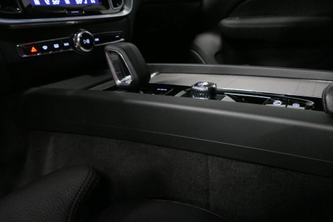 Volvo V60 2.0 B4 Plus Dark / Orig. Nederlands / Harman Kardon Sound System / Elektr. best. stoel + memory / Achteruitrijcamera / Stoelverwarming V + A / Apple Carplay - Android Auto / Elektr. wegklapbare trekhaak / Ambienteverlichting / Stuurwiel verwarming / Black