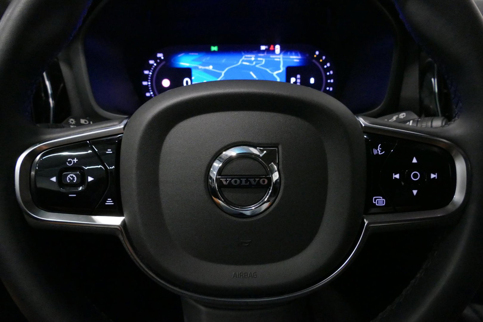 Volvo V60 2.0 B4 Plus Dark / Orig. Nederlands / Harman Kardon Sound System / Elektr. best. stoel + memory / Achteruitrijcamera / Stoelverwarming V + A / Apple Carplay - Android Auto / Elektr. wegklapbare trekhaak / Ambienteverlichting / Stuurwiel verwarming / Black