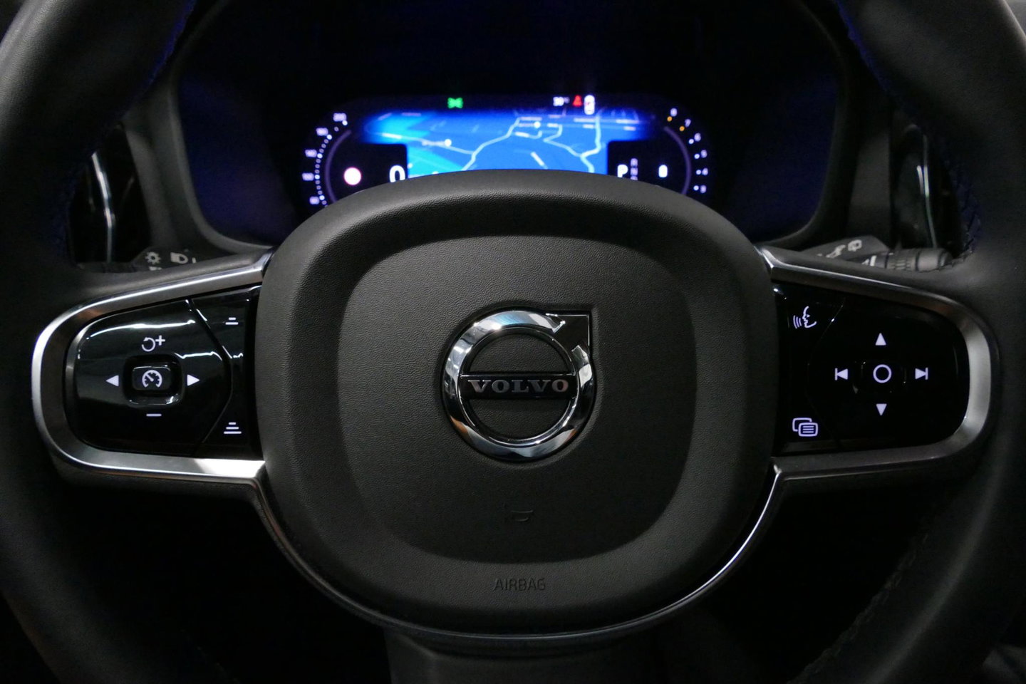 Volvo V60 2.0 B4 Plus Dark / Orig. Nederlands / Harman Kardon Sound System / Elektr. best. stoel + memory / Achteruitrijcamera / Stoelverwarming V + A / Apple Carplay - Android Auto / Elektr. wegklapbare trekhaak / Ambienteverlichting / Stuurwiel verwarming / Black