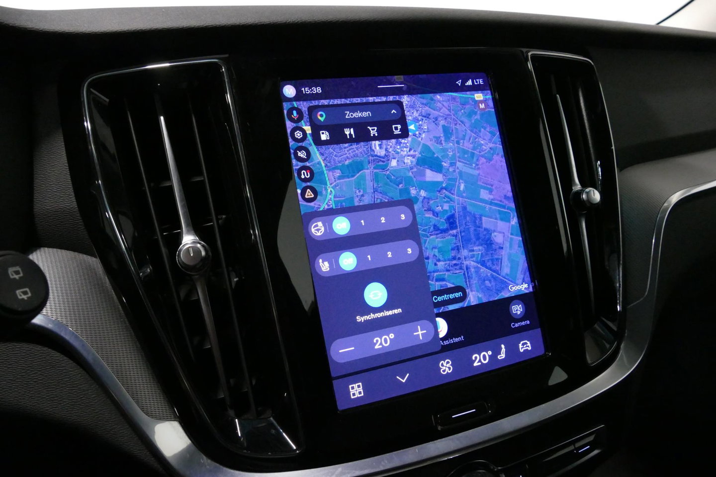 Volvo V60 2.0 B4 Plus Dark / Orig. Nederlands / Harman Kardon Sound System / Elektr. best. stoel + memory / Achteruitrijcamera / Stoelverwarming V + A / Apple Carplay - Android Auto / Elektr. wegklapbare trekhaak / Ambienteverlichting / Stuurwiel verwarming / Black