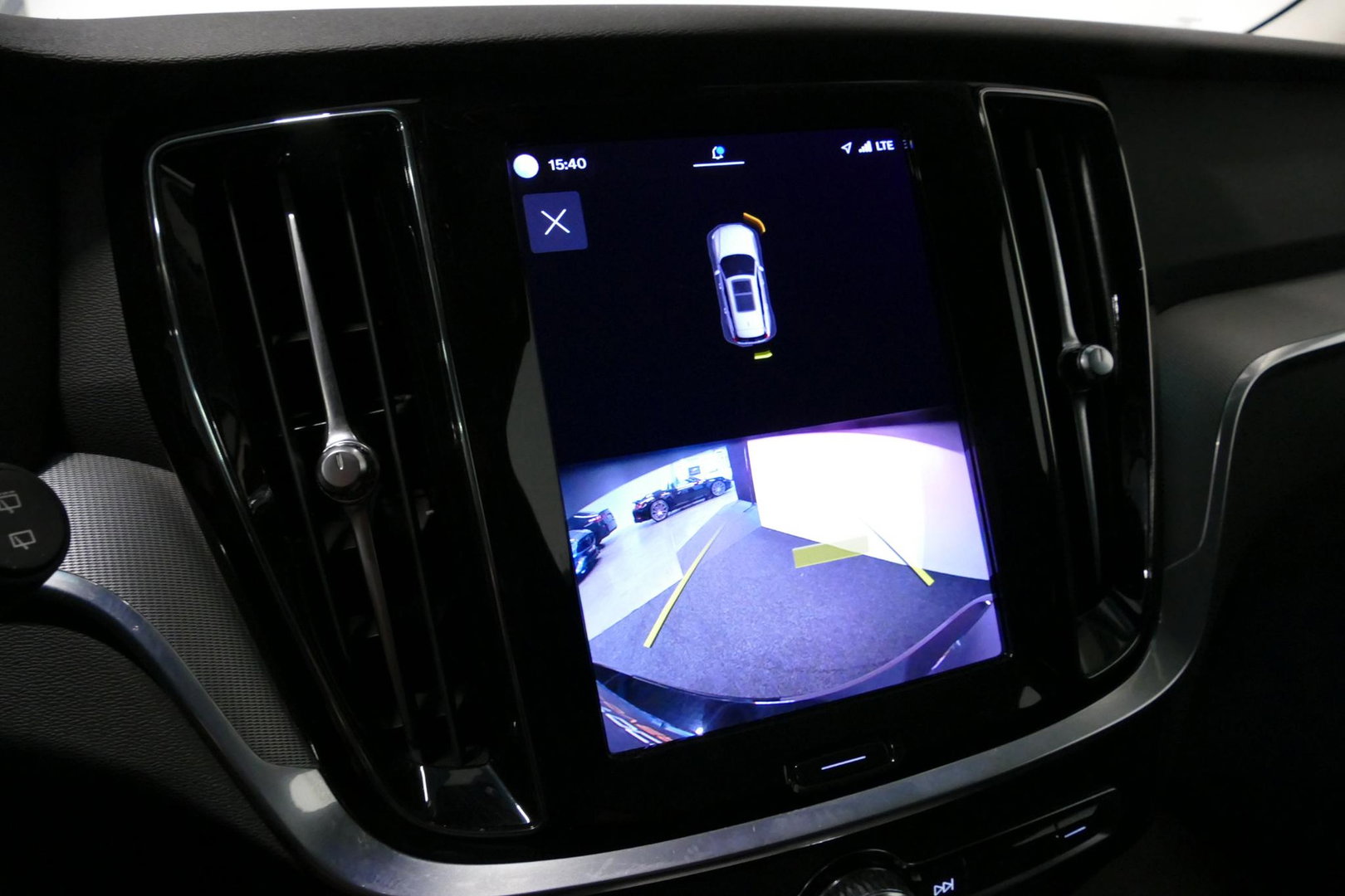 Volvo V60 2.0 B4 Plus Dark / Orig. Nederlands / Harman Kardon Sound System / Elektr. best. stoel + memory / Achteruitrijcamera / Stoelverwarming V + A / Apple Carplay - Android Auto / Elektr. wegklapbare trekhaak / Ambienteverlichting / Stuurwiel verwarming / Black