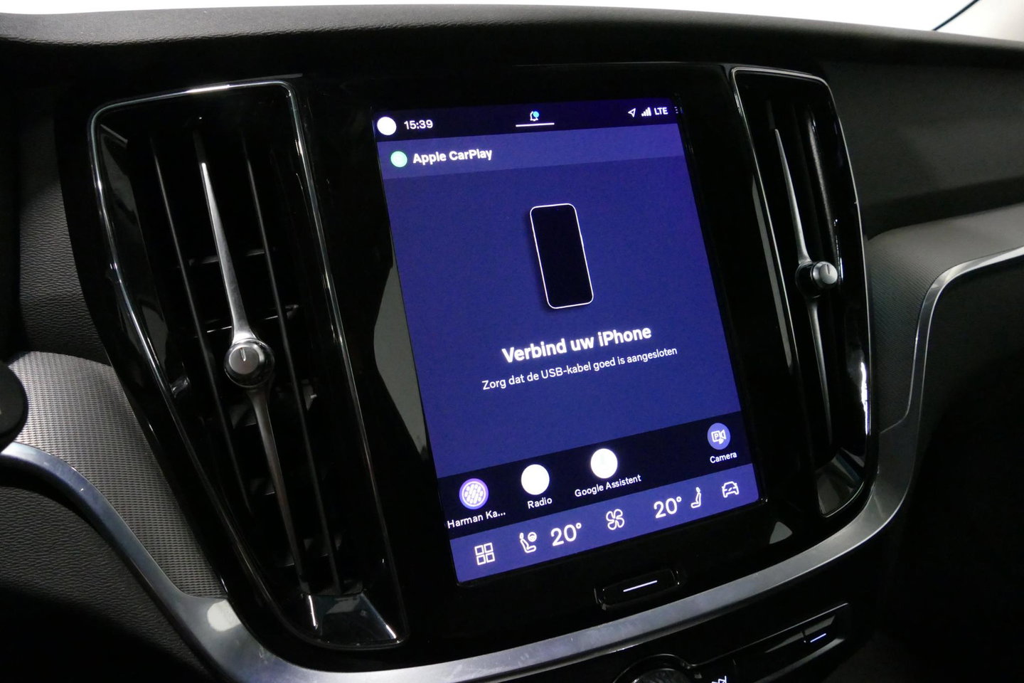 Volvo V60 2.0 B4 Plus Dark / Orig. Nederlands / Harman Kardon Sound System / Elektr. best. stoel + memory / Achteruitrijcamera / Stoelverwarming V + A / Apple Carplay - Android Auto / Elektr. wegklapbare trekhaak / Ambienteverlichting / Stuurwiel verwarming / Black