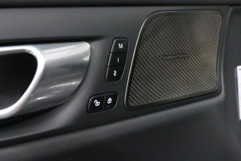 Volvo V60 2.0 B4 Plus Dark / Orig. Nederlands / Harman Kardon Sound System / Elektr. best. stoel + memory / Achteruitrijcamera / Stoelverwarming V + A / Apple Carplay - Android Auto / Elektr. wegklapbare trekhaak / Ambienteverlichting / Stuurwiel verwarming / Black