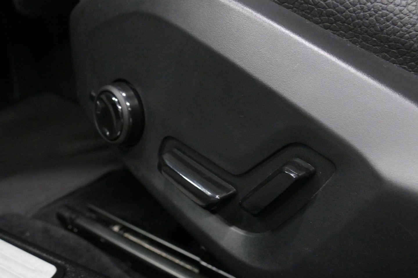 Volvo V60 2.0 B4 Plus Dark / Orig. Nederlands / Harman Kardon Sound System / Elektr. best. stoel + memory / Achteruitrijcamera / Stoelverwarming V + A / Apple Carplay - Android Auto / Elektr. wegklapbare trekhaak / Ambienteverlichting / Stuurwiel verwarming / Black