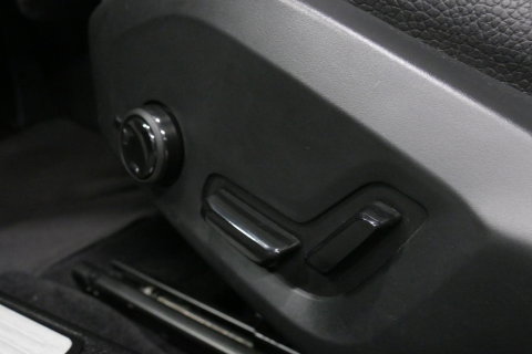 Volvo V60 2.0 B4 Plus Dark / Orig. Nederlands / Harman Kardon Sound System / Elektr. best. stoel + memory / Achteruitrijcamera / Stoelverwarming V + A / Apple Carplay - Android Auto / Elektr. wegklapbare trekhaak / Ambienteverlichting / Stuurwiel verwarming / Black