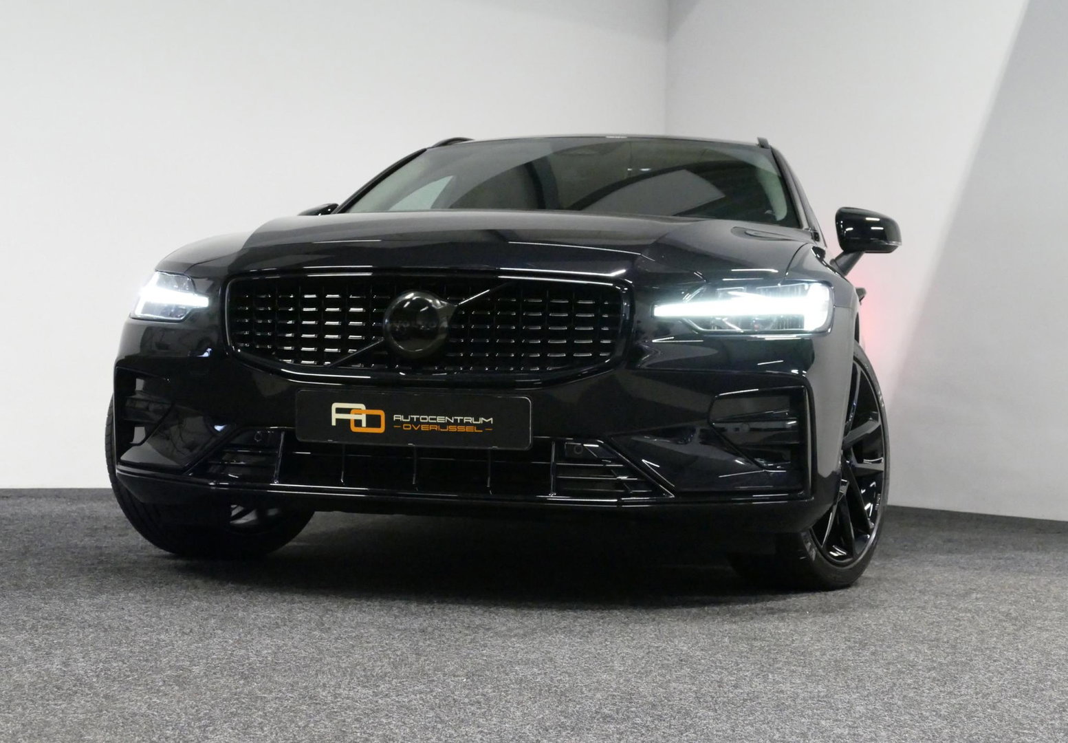 Volvo V60 2.0 B4 Plus Dark / Orig. Nederlands / Harman Kardon Sound System / Elektr. best. stoel + memory / Achteruitrijcamera / Stoelverwarming V + A / Apple Carplay - Android Auto / Elektr. wegklapbare trekhaak / Ambienteverlichting / Stuurwiel verwarming / Black