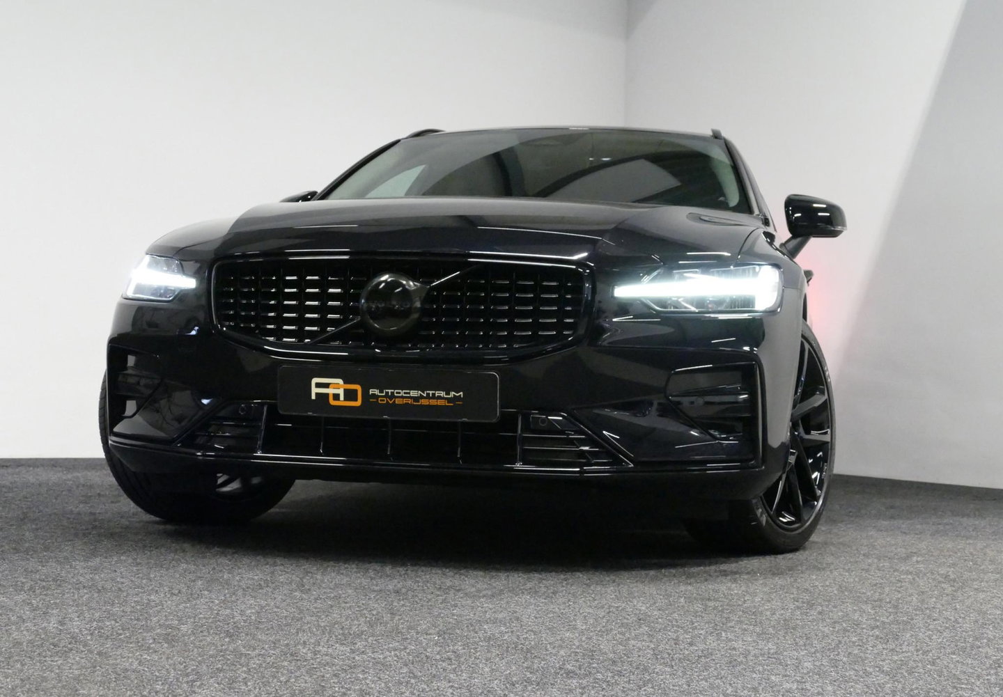 Volvo V60 2.0 B4 Plus Dark / Orig. Nederlands / Harman Kardon Sound System / Elektr. best. stoel + memory / Achteruitrijcamera / Stoelverwarming V + A / Apple Carplay - Android Auto / Elektr. wegklapbare trekhaak / Ambienteverlichting / Stuurwiel verwarming / Black