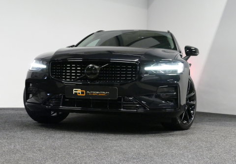 Volvo V60 2.0 B4 Plus Dark / Orig. Nederlands / Harman Kardon Sound System / Elektr. best. stoel + memory / Achteruitrijcamera / Stoelverwarming V + A / Apple Carplay - Android Auto / Elektr. wegklapbare trekhaak / Ambienteverlichting / Stuurwiel verwarming / Black