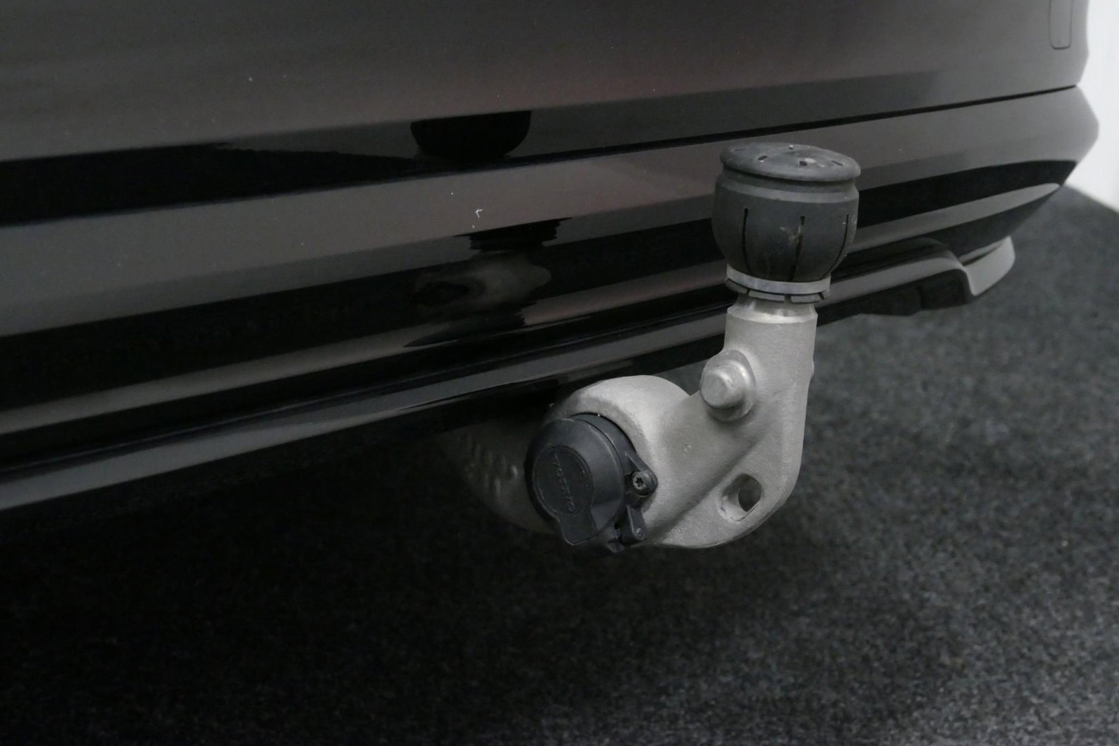 Volvo V60 2.0 B4 Plus Dark / Orig. Nederlands / Harman Kardon Sound System / Elektr. best. stoel + memory / Achteruitrijcamera / Stoelverwarming V + A / Apple Carplay - Android Auto / Elektr. wegklapbare trekhaak / Ambienteverlichting / Stuurwiel verwarming / Black