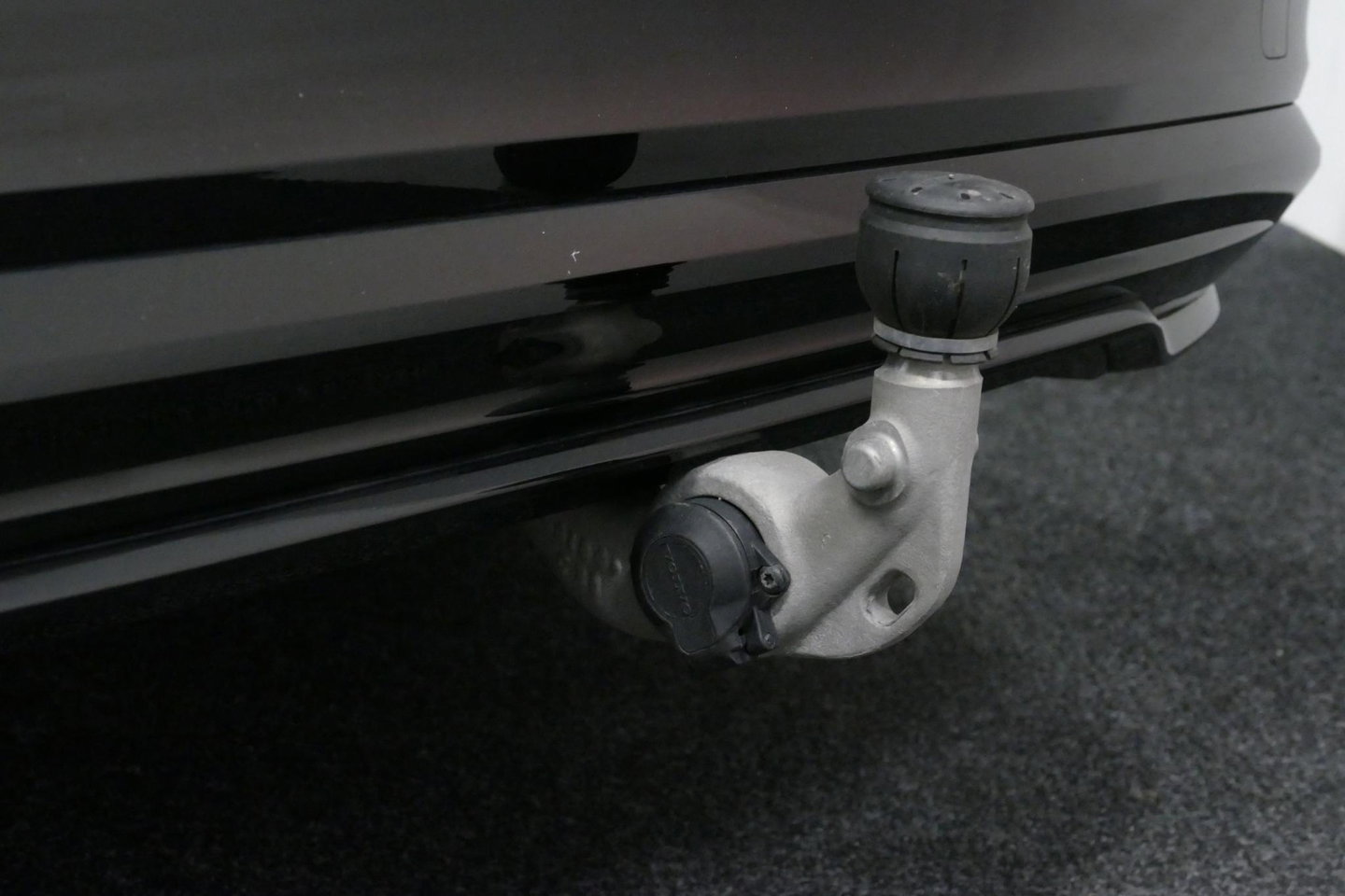 Volvo V60 2.0 B4 Plus Dark / Orig. Nederlands / Harman Kardon Sound System / Elektr. best. stoel + memory / Achteruitrijcamera / Stoelverwarming V + A / Apple Carplay - Android Auto / Elektr. wegklapbare trekhaak / Ambienteverlichting / Stuurwiel verwarming / Black