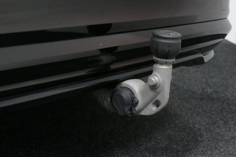 Volvo V60 2.0 B4 Plus Dark / Orig. Nederlands / Harman Kardon Sound System / Elektr. best. stoel + memory / Achteruitrijcamera / Stoelverwarming V + A / Apple Carplay - Android Auto / Elektr. wegklapbare trekhaak / Ambienteverlichting / Stuurwiel verwarming / Black