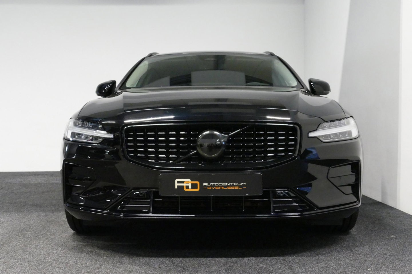 Volvo V60 2.0 B4 Plus Dark / Orig. Nederlands / Harman Kardon Sound System / Elektr. best. stoel + memory / Achteruitrijcamera / Stoelverwarming V + A / Apple Carplay - Android Auto / Elektr. wegklapbare trekhaak / Ambienteverlichting / Stuurwiel verwarming / Black