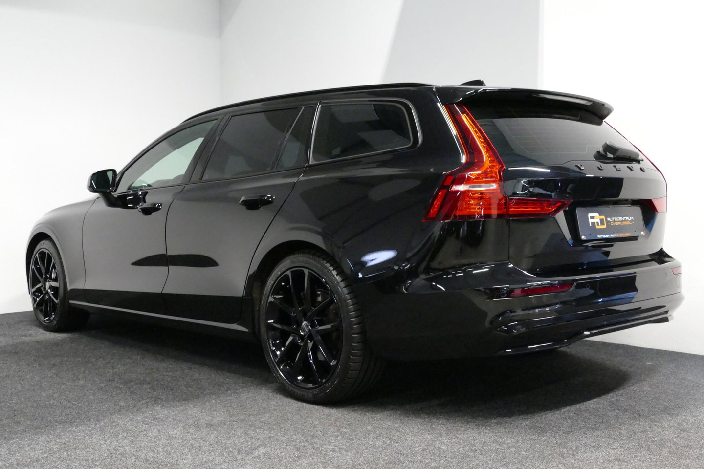 Volvo V60 2.0 B4 Plus Dark / Orig. Nederlands / Harman Kardon Sound System / Elektr. best. stoel + memory / Achteruitrijcamera / Stoelverwarming V + A / Apple Carplay - Android Auto / Elektr. wegklapbare trekhaak / Ambienteverlichting / Stuurwiel verwarming / Black