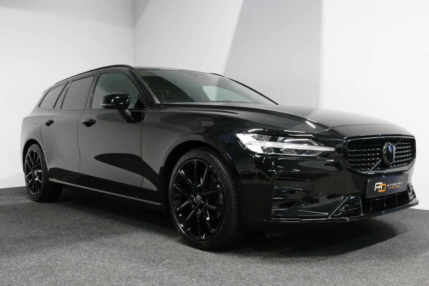 Volvo V60 2.0 B4 Plus Dark / Orig. Nederlands / Harman Kardon Sound System / Elektr. best. stoel + memory / Achteruitrijcamera / Stoelverwarming V + A / Apple Carplay - Android Auto / Elektr. wegklapbare trekhaak / Ambienteverlichting / Stuurwiel verwarming / Black