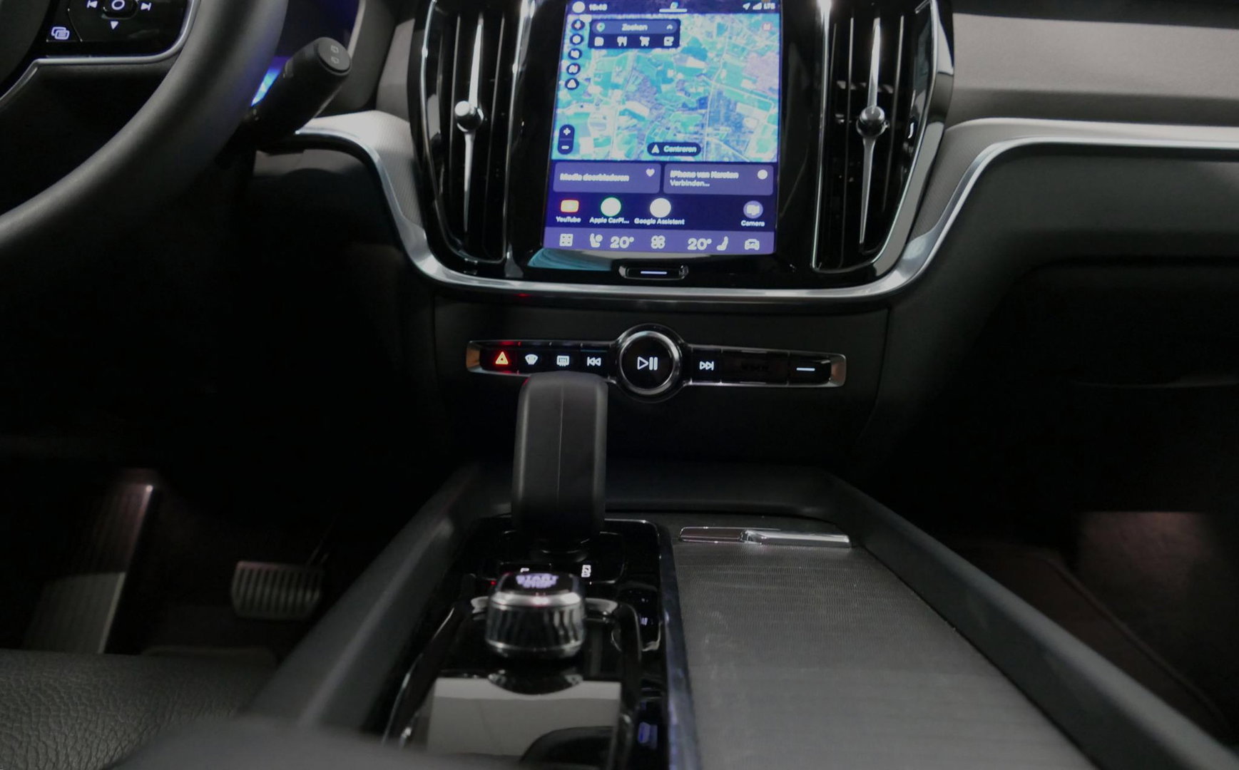 Volvo V60 2.0 B4 Plus Dark / Orig. Nederlands / Harman Kardon Sound System / Elektr. best. stoel + memory / Achteruitrijcamera / Stoelverwarming V + A / Apple Carplay - Android Auto / Elektr. wegklapbare trekhaak / Ambienteverlichting / Stuurwiel verwarming / Black