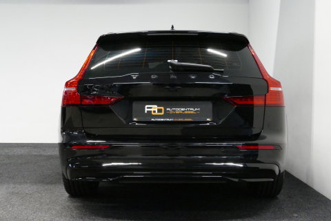 Volvo V60 2.0 B4 Plus Dark / Orig. Nederlands / Harman Kardon Sound System / Elektr. best. stoel + memory / Achteruitrijcamera / Stoelverwarming V + A / Apple Carplay - Android Auto / Elektr. wegklapbare trekhaak / Ambienteverlichting / Stuurwiel verwarming / Black