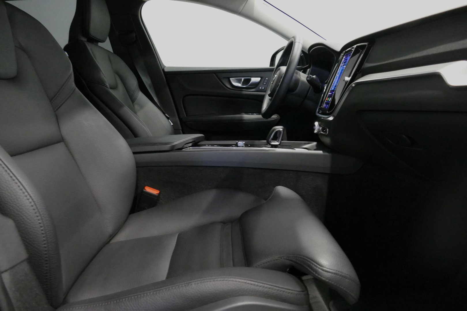 Volvo V60 2.0 B4 Plus Dark / Orig. Nederlands / Harman Kardon Sound System / Elektr. best. stoel + memory / Achteruitrijcamera / Stoelverwarming V + A / Apple Carplay - Android Auto / Elektr. wegklapbare trekhaak / Ambienteverlichting / Stuurwiel verwarming / Black