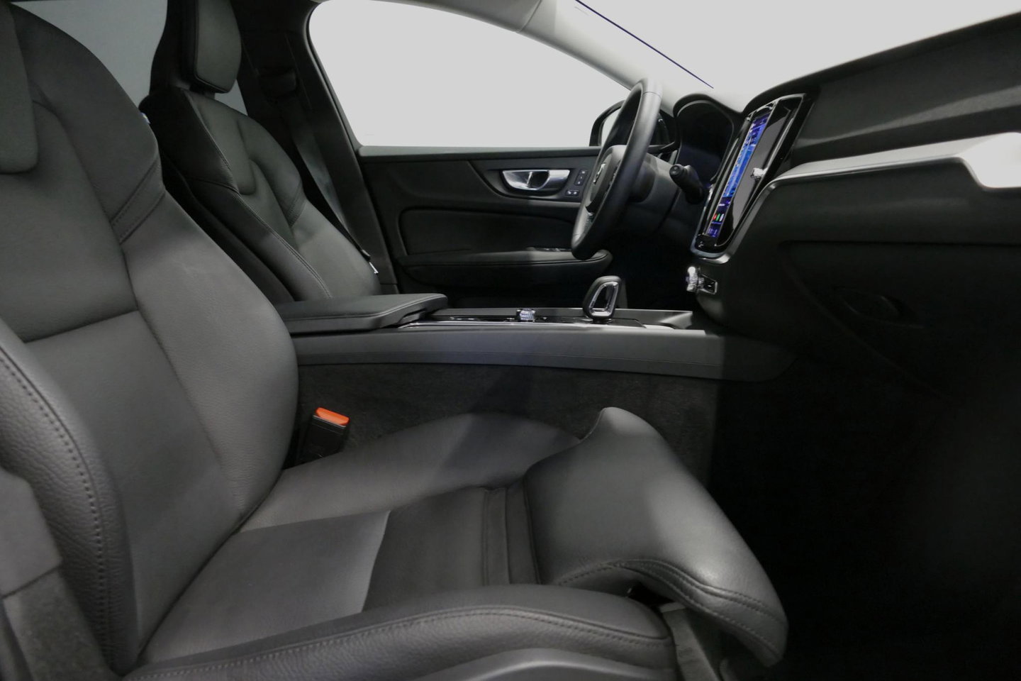 Volvo V60 2.0 B4 Plus Dark / Orig. Nederlands / Harman Kardon Sound System / Elektr. best. stoel + memory / Achteruitrijcamera / Stoelverwarming V + A / Apple Carplay - Android Auto / Elektr. wegklapbare trekhaak / Ambienteverlichting / Stuurwiel verwarming / Black
