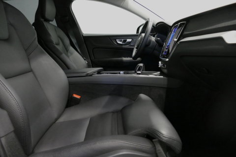 Volvo V60 2.0 B4 Plus Dark / Orig. Nederlands / Harman Kardon Sound System / Elektr. best. stoel + memory / Achteruitrijcamera / Stoelverwarming V + A / Apple Carplay - Android Auto / Elektr. wegklapbare trekhaak / Ambienteverlichting / Stuurwiel verwarming / Black