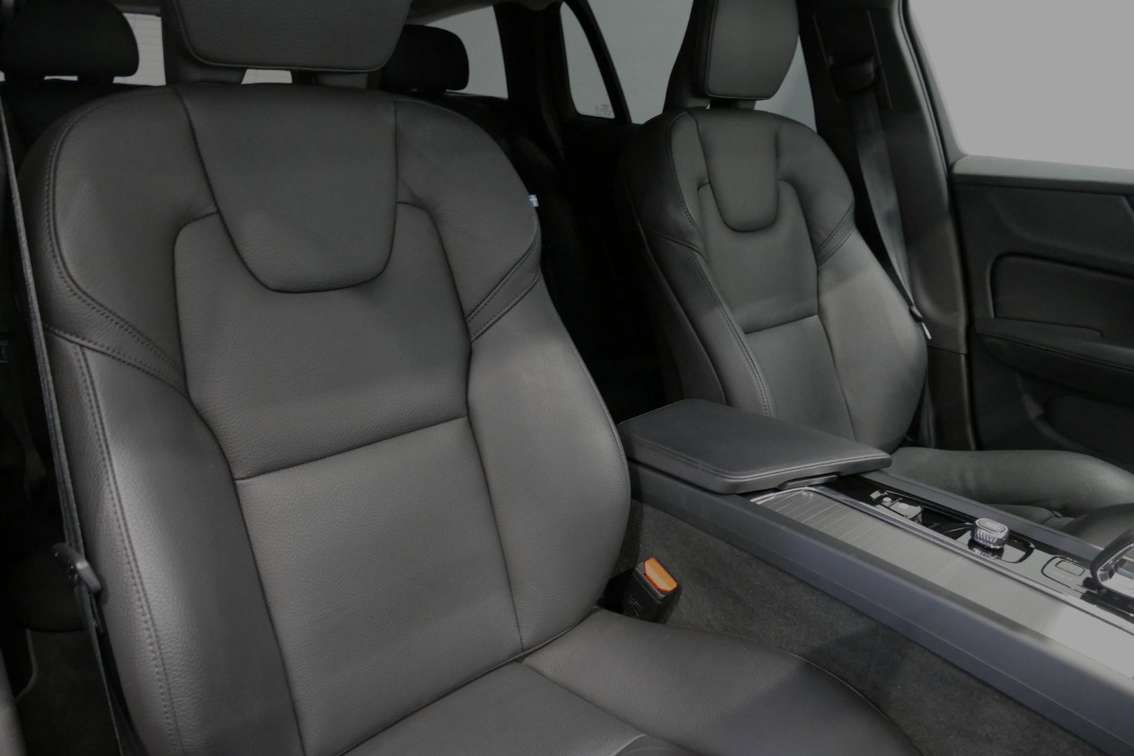 Volvo V60 2.0 B4 Plus Dark / Orig. Nederlands / Harman Kardon Sound System / Elektr. best. stoel + memory / Achteruitrijcamera / Stoelverwarming V + A / Apple Carplay - Android Auto / Elektr. wegklapbare trekhaak / Ambienteverlichting / Stuurwiel verwarming / Black
