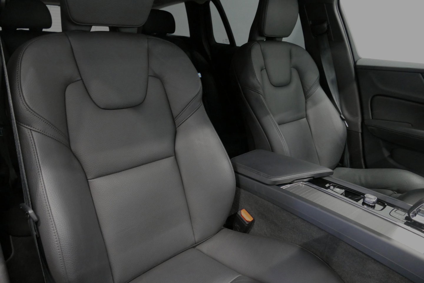 Volvo V60 2.0 B4 Plus Dark / Orig. Nederlands / Harman Kardon Sound System / Elektr. best. stoel + memory / Achteruitrijcamera / Stoelverwarming V + A / Apple Carplay - Android Auto / Elektr. wegklapbare trekhaak / Ambienteverlichting / Stuurwiel verwarming / Black