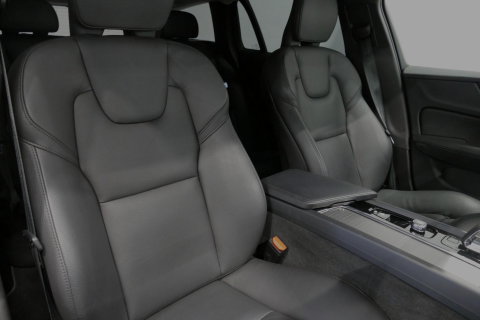 Volvo V60 2.0 B4 Plus Dark / Orig. Nederlands / Harman Kardon Sound System / Elektr. best. stoel + memory / Achteruitrijcamera / Stoelverwarming V + A / Apple Carplay - Android Auto / Elektr. wegklapbare trekhaak / Ambienteverlichting / Stuurwiel verwarming / Black