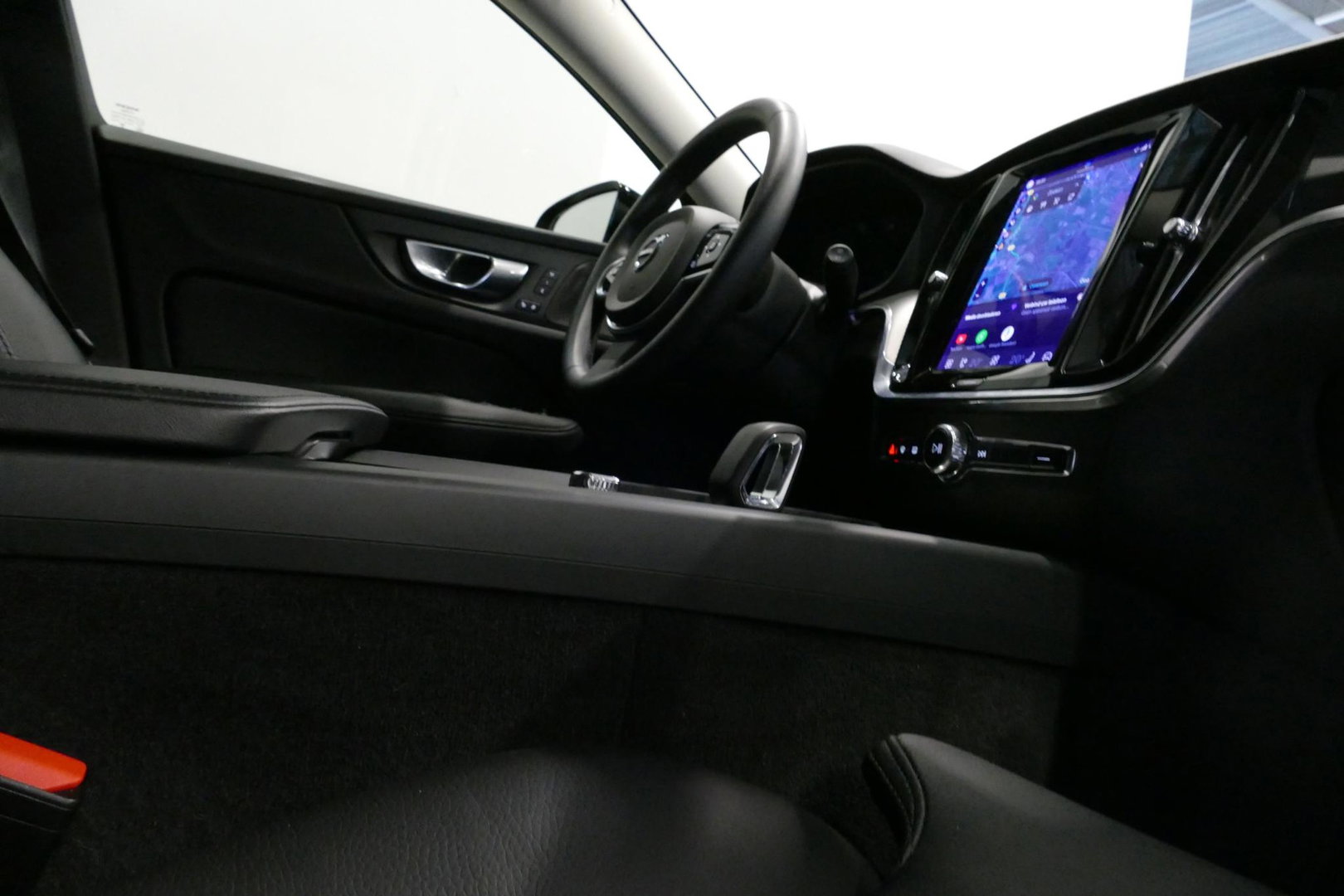 Volvo V60 2.0 B4 Plus Dark / Orig. Nederlands / Harman Kardon Sound System / Elektr. best. stoel + memory / Achteruitrijcamera / Stoelverwarming V + A / Apple Carplay - Android Auto / Elektr. wegklapbare trekhaak / Ambienteverlichting / Stuurwiel verwarming / Black