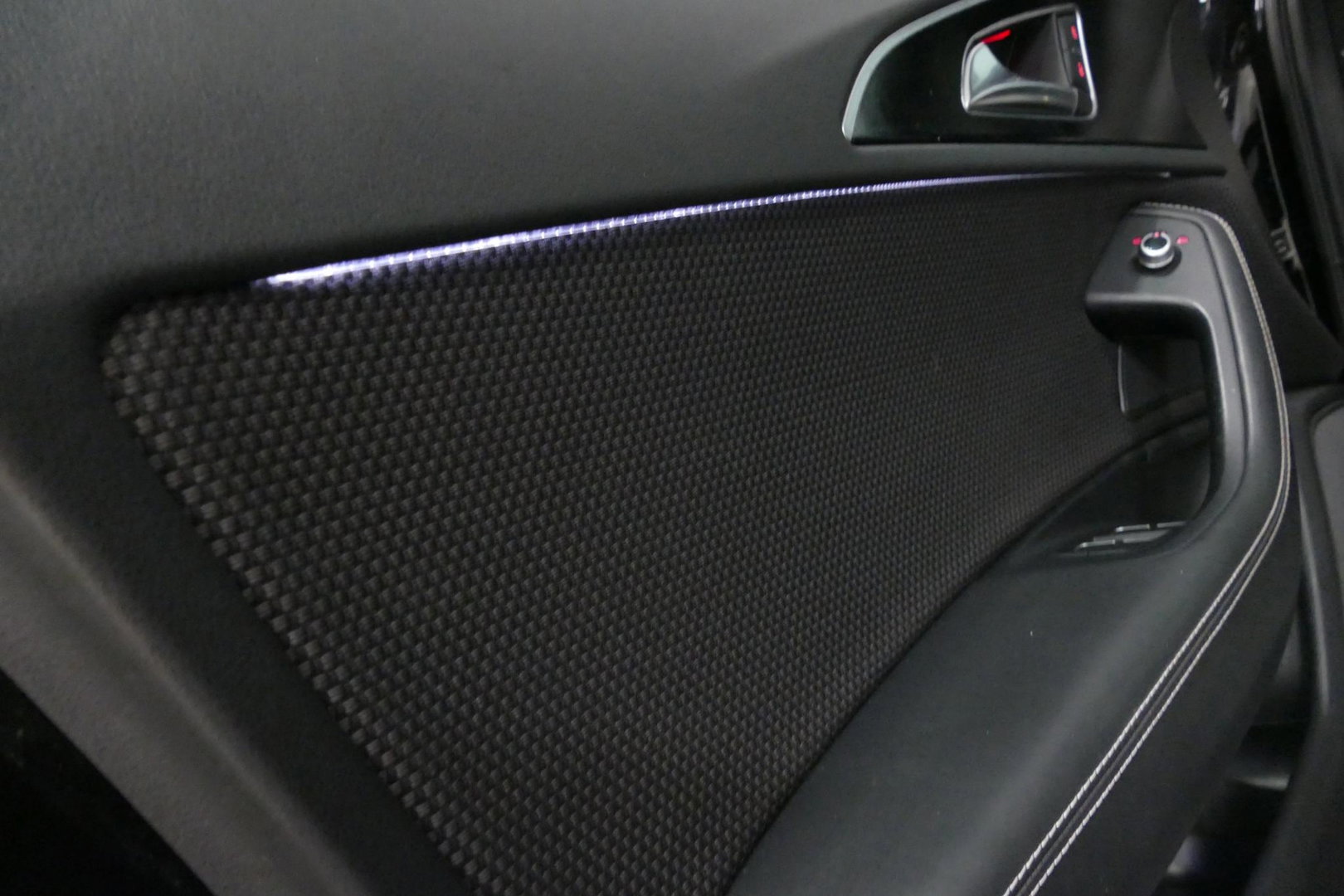 Audi A6 Limousine 1.8 TFSI ultra S line Edition / S6 look diffuser / Maxton Design Bodykit / Carbon stuurwiel / 21" LMV / Chameleon tint voorruit / Apple Carplay - Android Auto / Sfeerverlichting / Stoelverwarming / Cruise Control / LED koplampen / Grootlichtassi