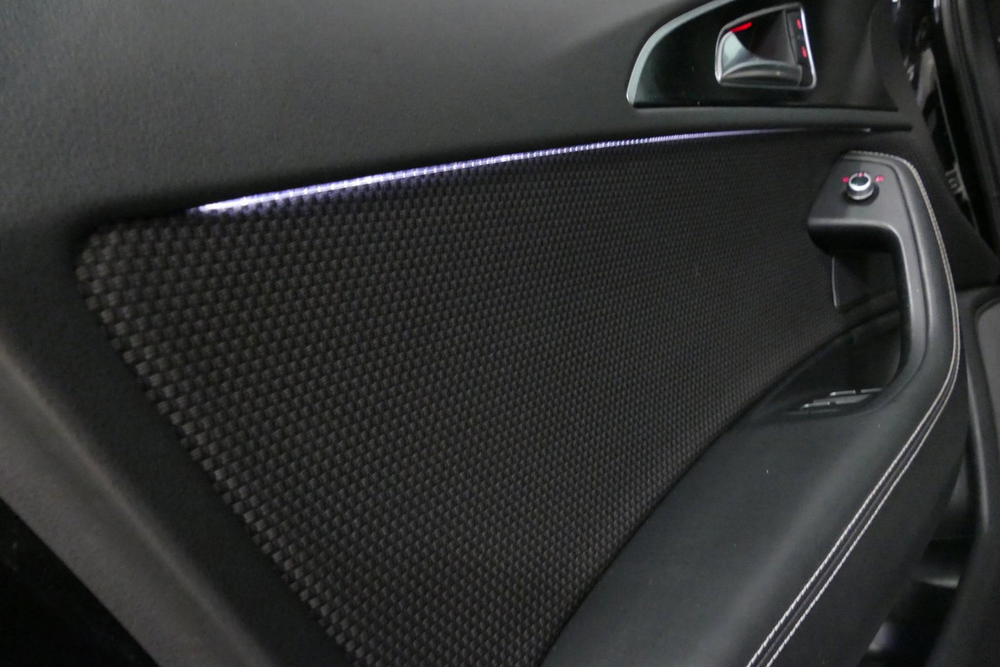 Audi A6 Limousine 1.8 TFSI ultra S line Edition / S6 look diffuser / Maxton Design Bodykit / Carbon stuurwiel / 21" LMV / Chameleon tint voorruit / Apple Carplay - Android Auto / Sfeerverlichting / Stoelverwarming / Cruise Control / LED koplampen / Grootlichtassi