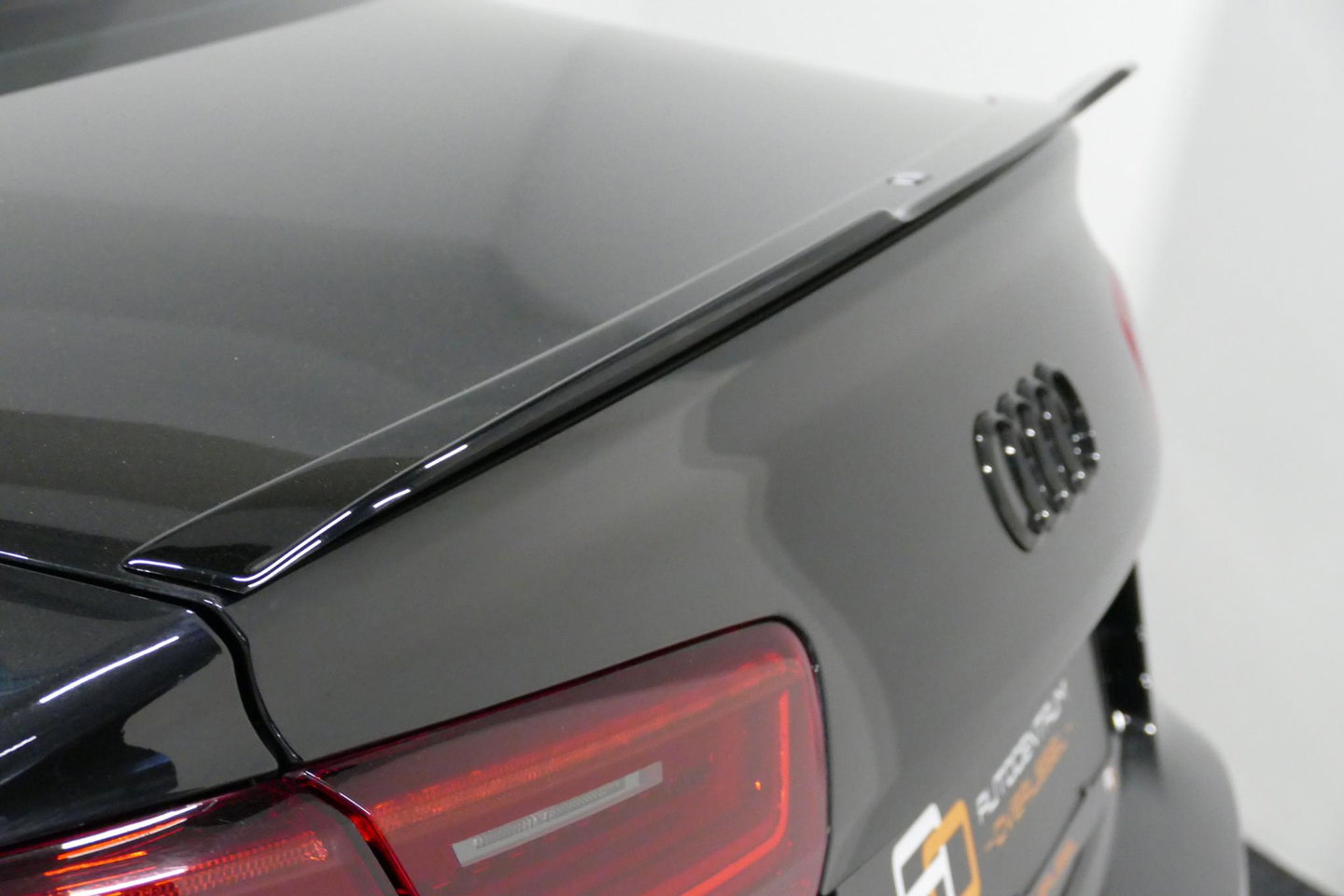 Audi A6 Limousine 1.8 TFSI ultra S line Edition / S6 look diffuser / Maxton Design Bodykit / Carbon stuurwiel / 21" LMV / Chameleon tint voorruit / Apple Carplay - Android Auto / Sfeerverlichting / Stoelverwarming / Cruise Control / LED koplampen / Grootlichtassi