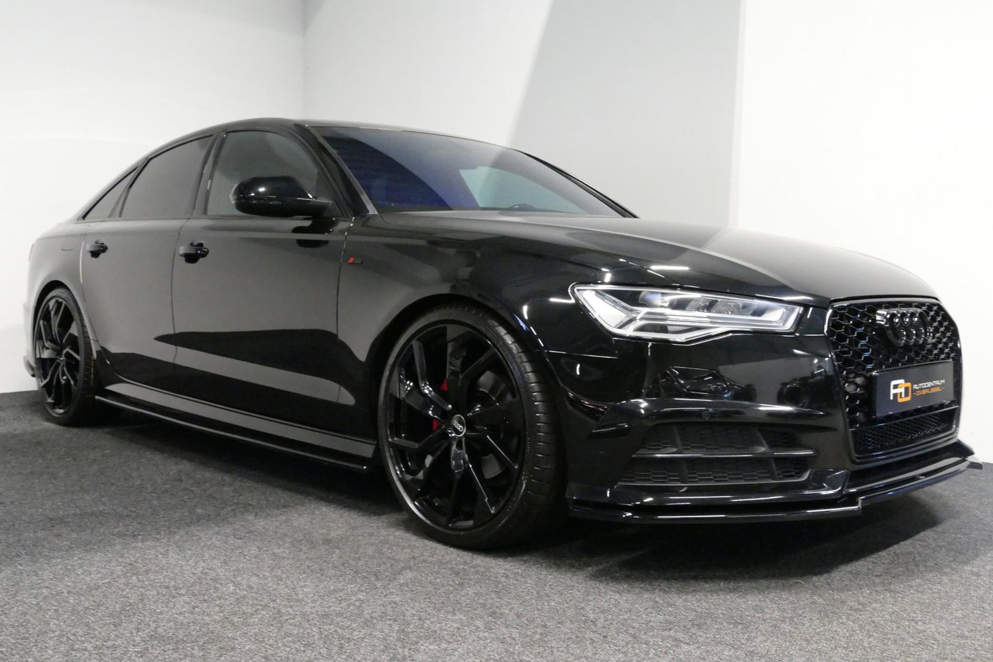 Audi A6 Limousine 1.8 TFSI ultra S line Edition / S6 look diffuser / Maxton Design Bodykit / Carbon stuurwiel / 21" LMV / Chameleon tint voorruit / Apple Carplay - Android Auto / Sfeerverlichting / Stoelverwarming / Cruise Control / LED koplampen / Grootlichtassi