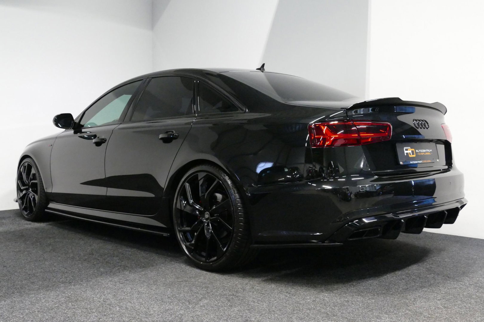 Audi A6 Limousine 1.8 TFSI ultra S line Edition / S6 look diffuser / Maxton Design Bodykit / Carbon stuurwiel / 21" LMV / Chameleon tint voorruit / Apple Carplay - Android Auto / Sfeerverlichting / Stoelverwarming / Cruise Control / LED koplampen / Grootlichtassi