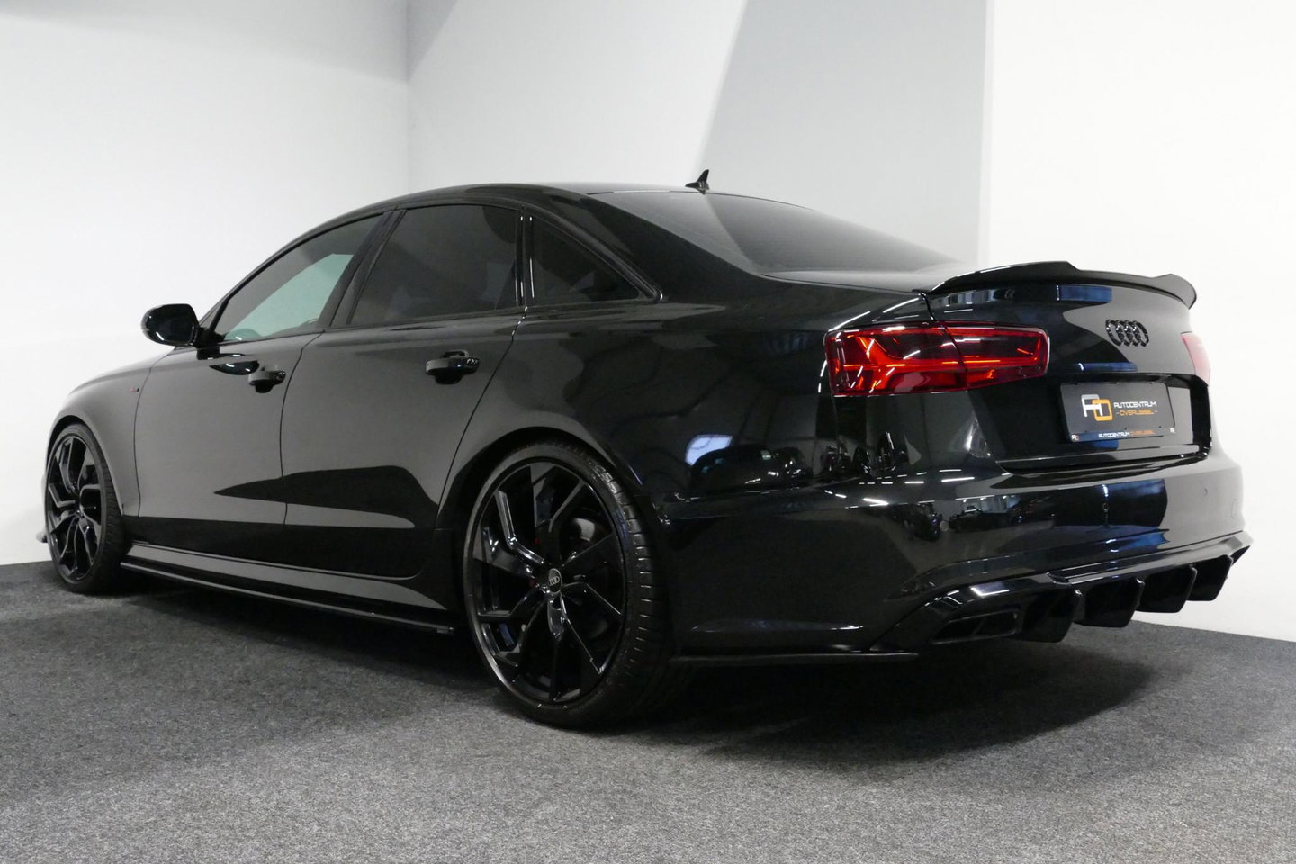 Audi A6 Limousine 1.8 TFSI ultra S line Edition / S6 look diffuser / Maxton Design Bodykit / Carbon stuurwiel / 21" LMV / Chameleon tint voorruit / Apple Carplay - Android Auto / Sfeerverlichting / Stoelverwarming / Cruise Control / LED koplampen / Grootlichtassi