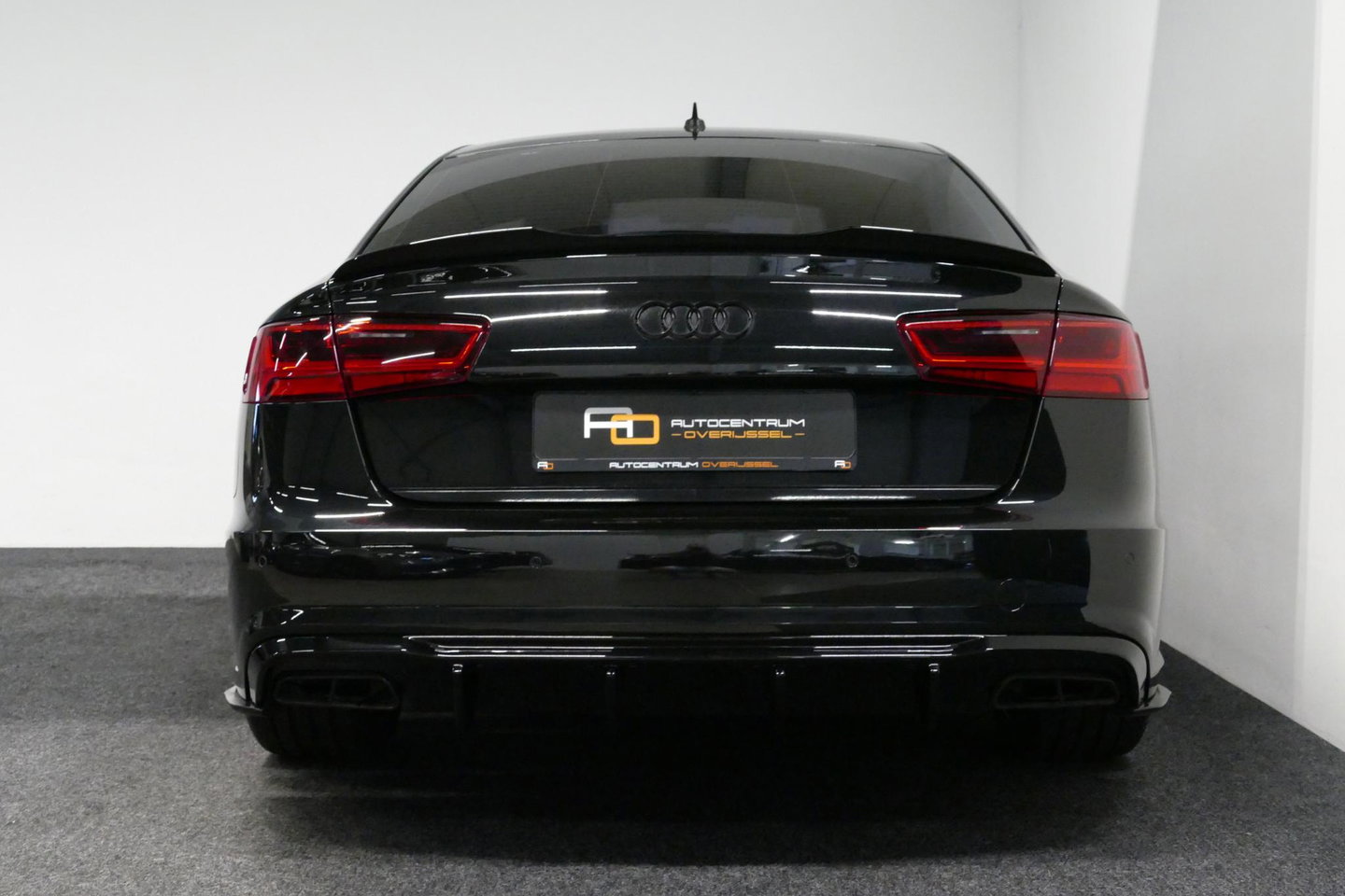 Audi A6 Limousine 1.8 TFSI ultra S line Edition / S6 look diffuser / Maxton Design Bodykit / Carbon stuurwiel / 21" LMV / Chameleon tint voorruit / Apple Carplay - Android Auto / Sfeerverlichting / Stoelverwarming / Cruise Control / LED koplampen / Grootlichtassi
