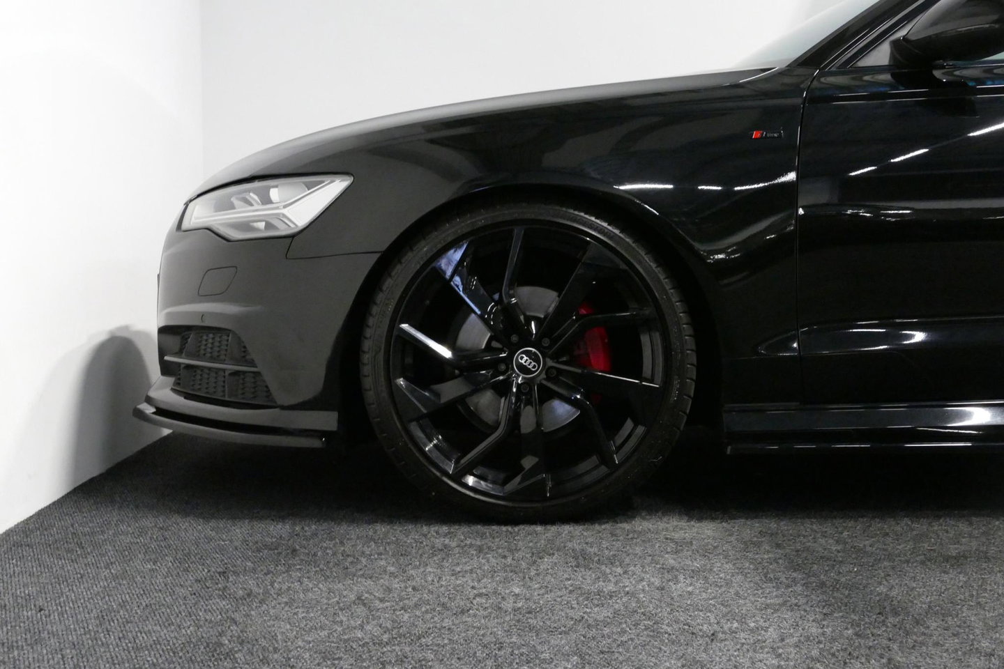 Audi A6 Limousine 1.8 TFSI ultra S line Edition / S6 look diffuser / Maxton Design Bodykit / Carbon stuurwiel / 21" LMV / Chameleon tint voorruit / Apple Carplay - Android Auto / Sfeerverlichting / Stoelverwarming / Cruise Control / LED koplampen / Grootlichtassi