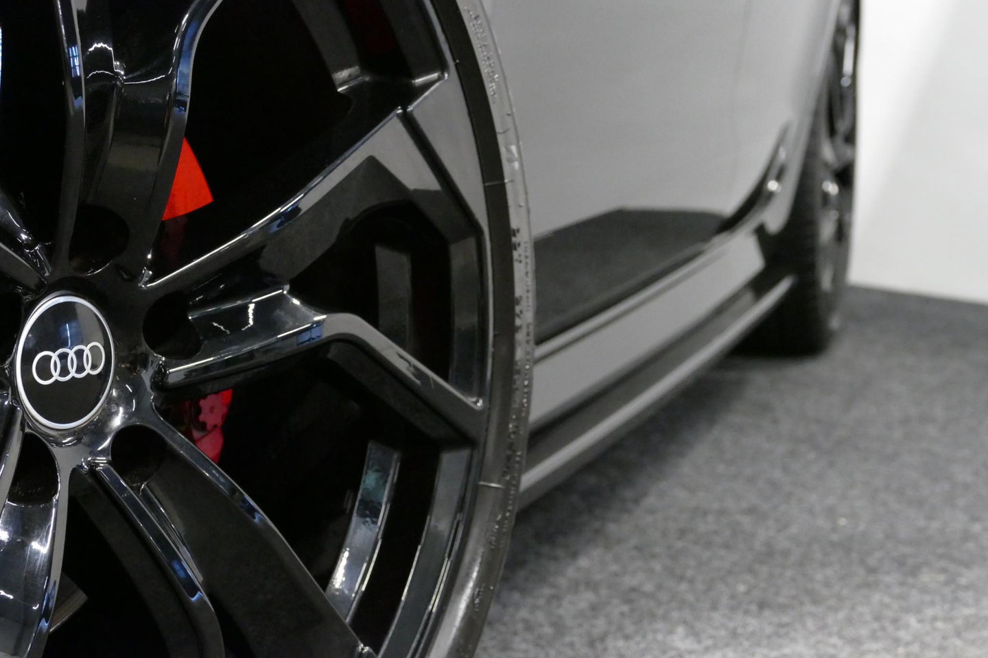 Audi A6 Limousine 1.8 TFSI ultra S line Edition / S6 look diffuser / Maxton Design Bodykit / Carbon stuurwiel / 21" LMV / Chameleon tint voorruit / Apple Carplay - Android Auto / Sfeerverlichting / Stoelverwarming / Cruise Control / LED koplampen / Grootlichtassi