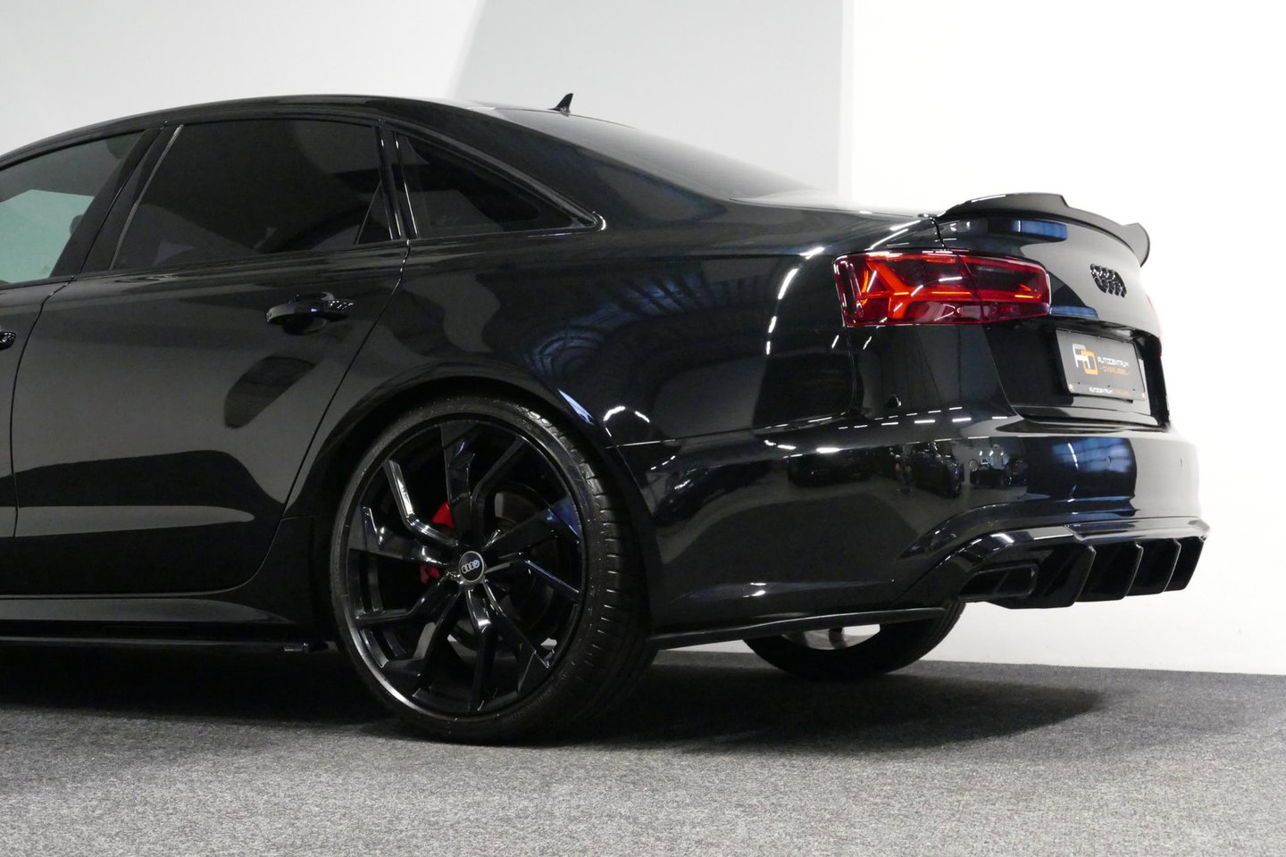 Audi A6 Limousine 1.8 TFSI ultra S line Edition / S6 look diffuser / Maxton Design Bodykit / Carbon stuurwiel / 21" LMV / Chameleon tint voorruit / Apple Carplay - Android Auto / Sfeerverlichting / Stoelverwarming / Cruise Control / LED koplampen / Grootlichtassi