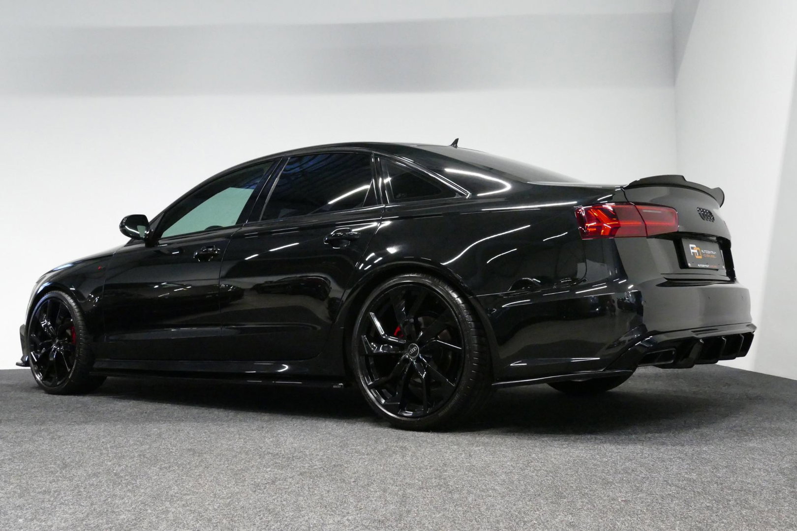 Audi A6 Limousine 1.8 TFSI ultra S line Edition / S6 look diffuser / Maxton Design Bodykit / Carbon stuurwiel / 21" LMV / Chameleon tint voorruit / Apple Carplay - Android Auto / Sfeerverlichting / Stoelverwarming / Cruise Control / LED koplampen / Grootlichtassi