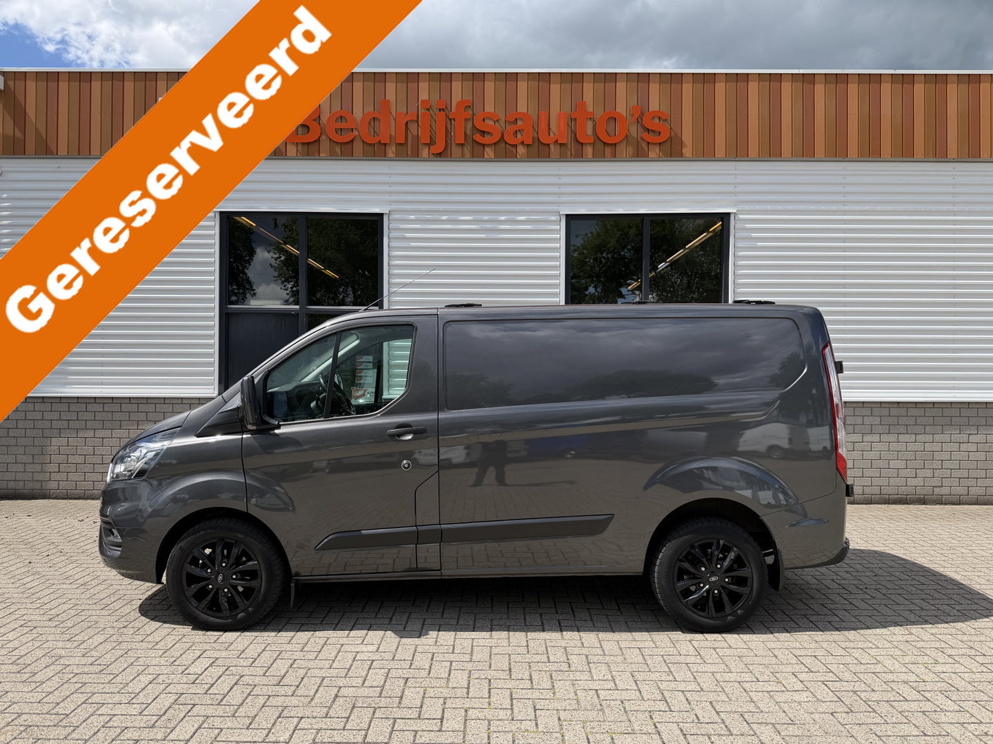 Ford Transit Custom 280 2.0 TDCI L1H1 Trend / vaste prijs rijklaar € 17.950 ex btw / lease vanaf € 302 / magnetic grey metallic / lichtmetalen velgen / airco / cruise / camera / trekhaak !