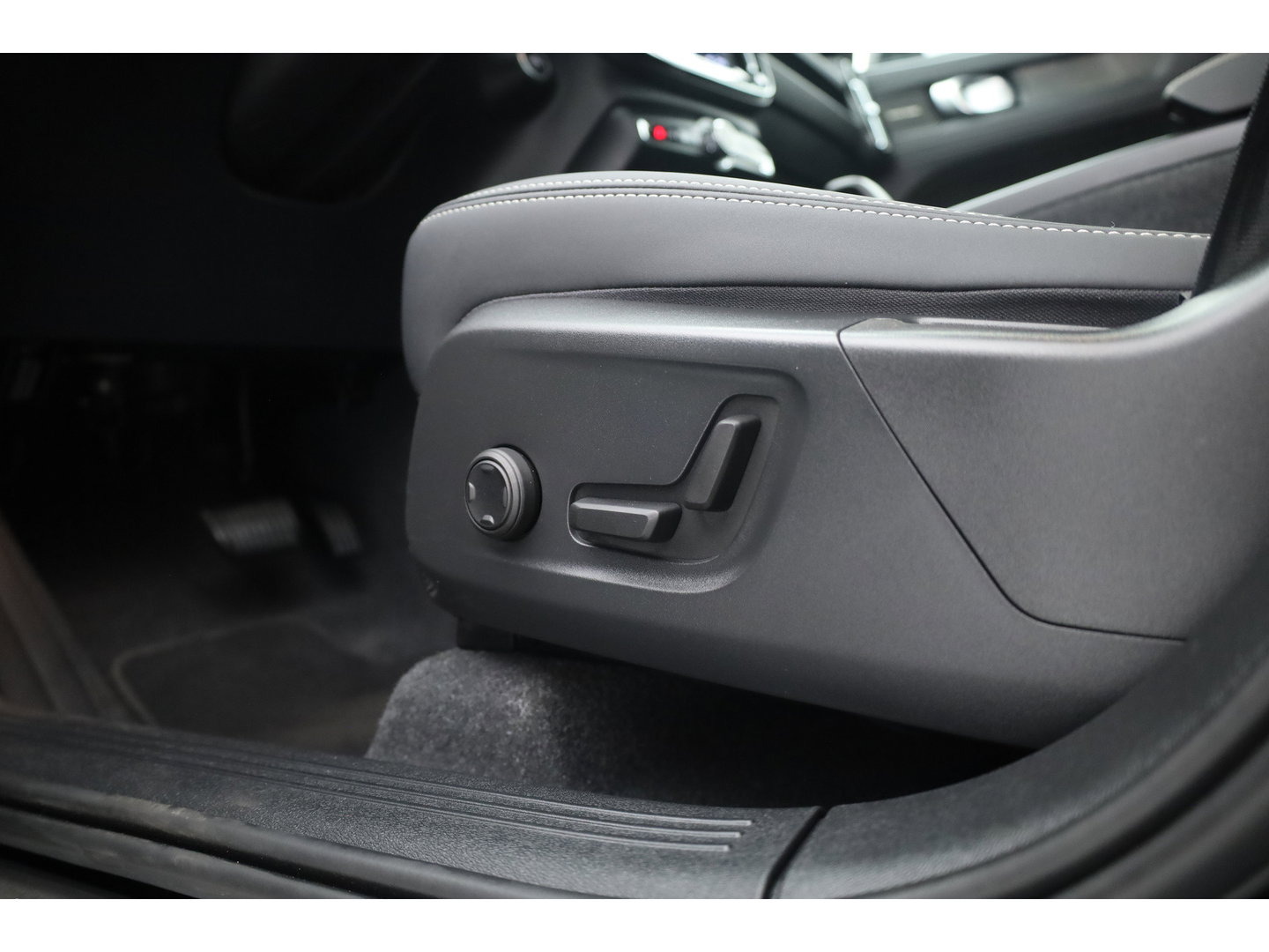 Volvo XC40 1.5 T4 Plug-in hybrid Ultimate Bright | Pano-dak | Adap. cruise | sportstoelen | camera | Dodehoek (Blis) | H&K Audio |