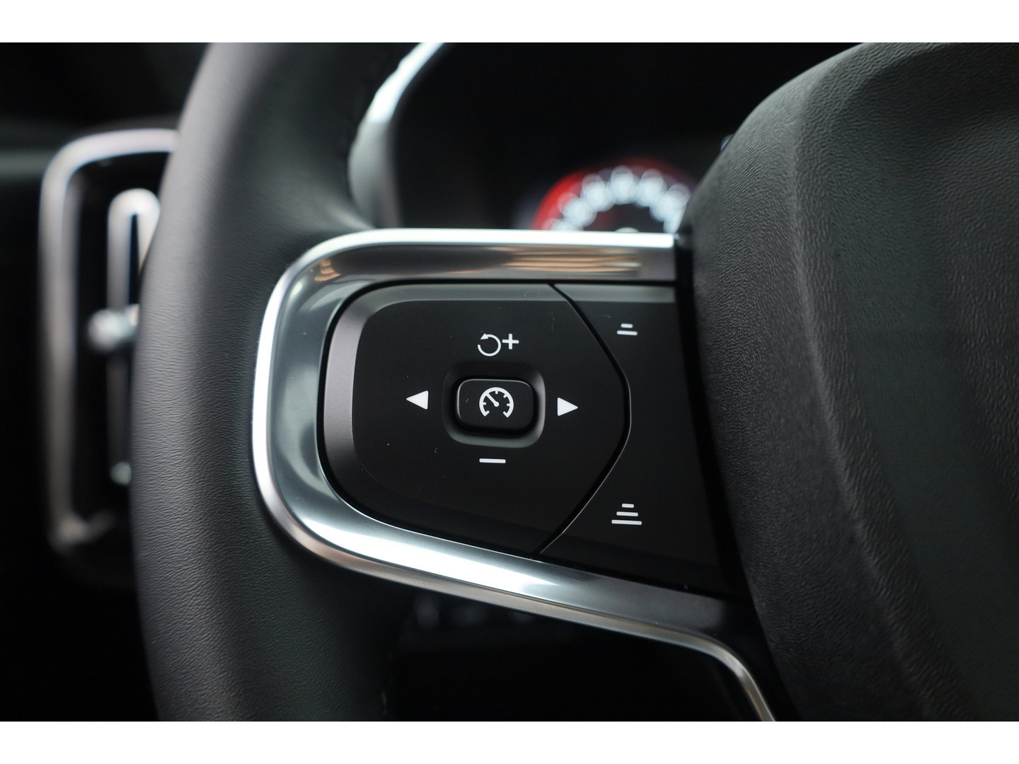 Volvo XC40 1.5 T4 Plug-in hybrid Ultimate Bright | Pano-dak | Adap. cruise | sportstoelen | camera | Dodehoek (Blis) | H&K Audio |