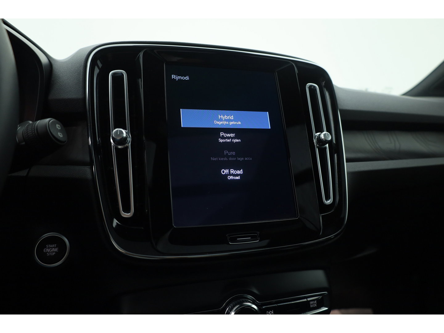 Volvo XC40 1.5 T4 Plug-in hybrid Ultimate Bright | Pano-dak | Adap. cruise | sportstoelen | camera | Dodehoek (Blis) | H&K Audio |