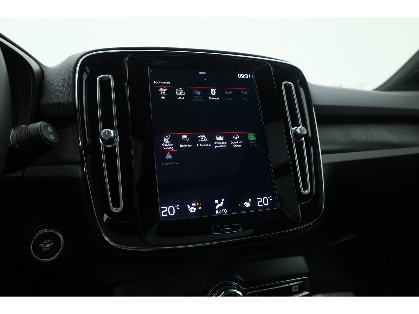 Volvo XC40 1.5 T4 Plug-in hybrid Ultimate Bright | Pano-dak | Adap. cruise | sportstoelen | camera | Dodehoek (Blis) | H&K Audio |